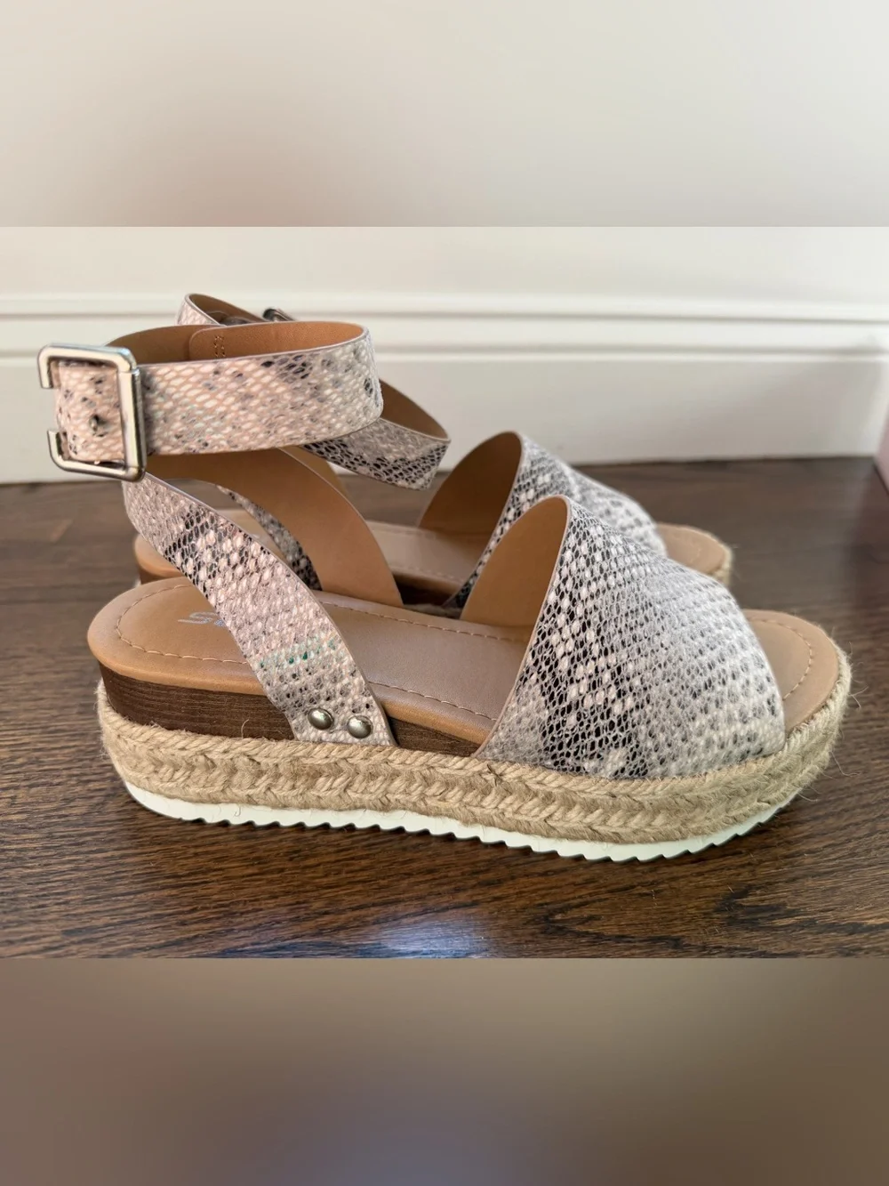 Soda Women's Espadrille Wedge Sandals Snake Print Size 7.5 M NEW